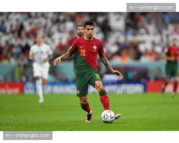 葡萄牙坎塞洛客串右后卫，内收型边卫战术丰富前场进攻的宽度和层次